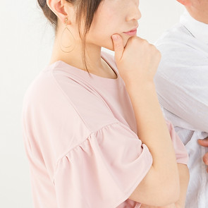 悩む女性