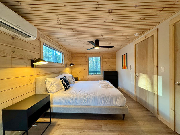 Mainelandia - First Floor Primary Bedroom