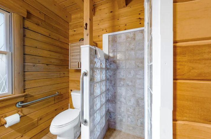 Cedar Lodge - 1st Floor Bathroom