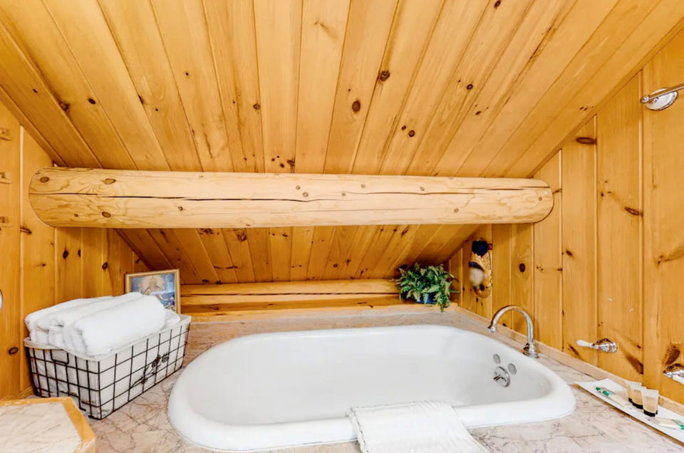 Cedar Lodge 2nd Floor Bathroom