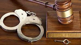 Imagem com algemas e martelo do Juiz 
