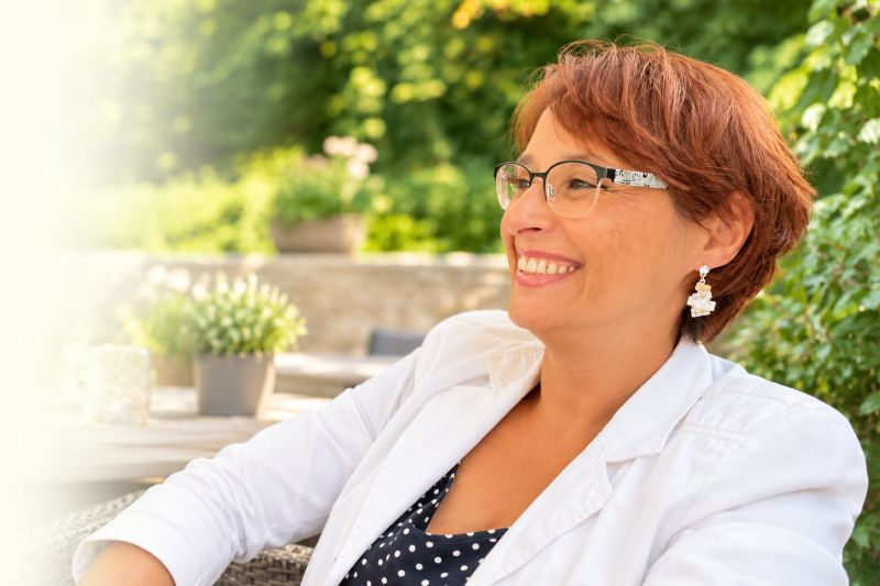 Fröhliches Porträt im Garten-Café.jpg