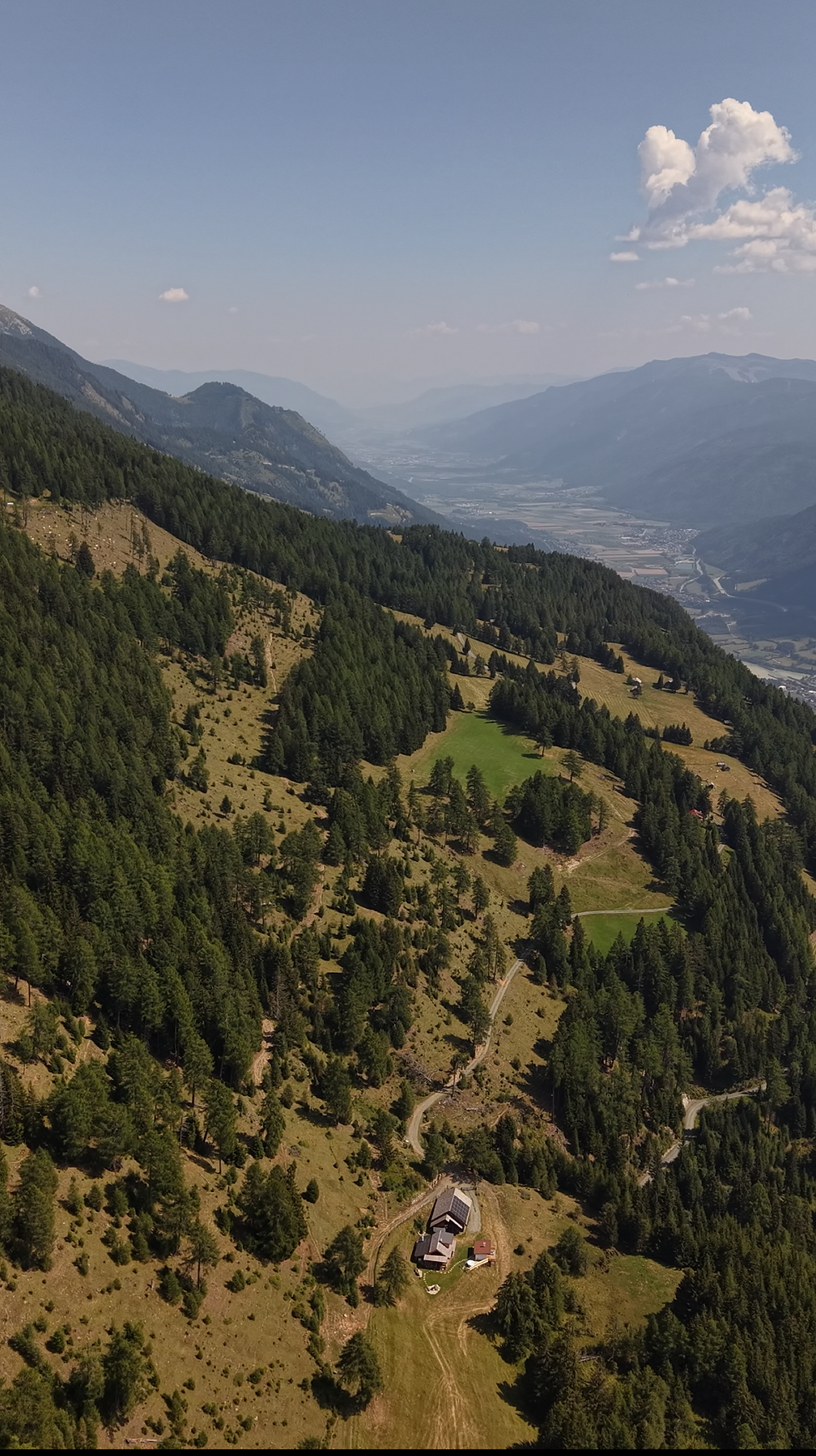 Almchalet im Mölltal in grüner Gebirgslandschaft