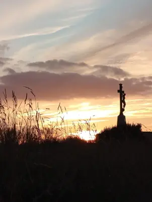 Calvaire de Kerroc'h dédié aux pêcheurs au coucher du soleil à Ploemeur