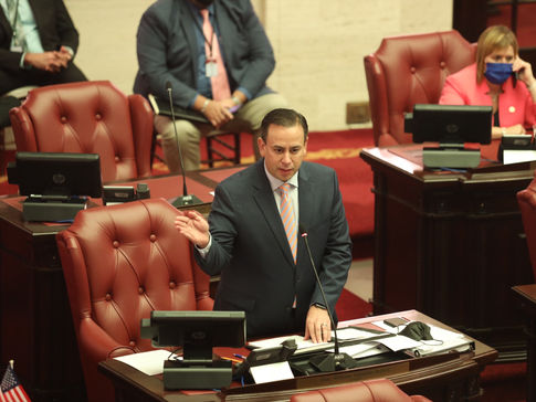 Senado da paso a medida para otorgar licencia provisional a inmigrantes