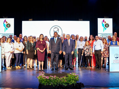 Reconocen a servidores públicos con premio Manuel A. Pérez