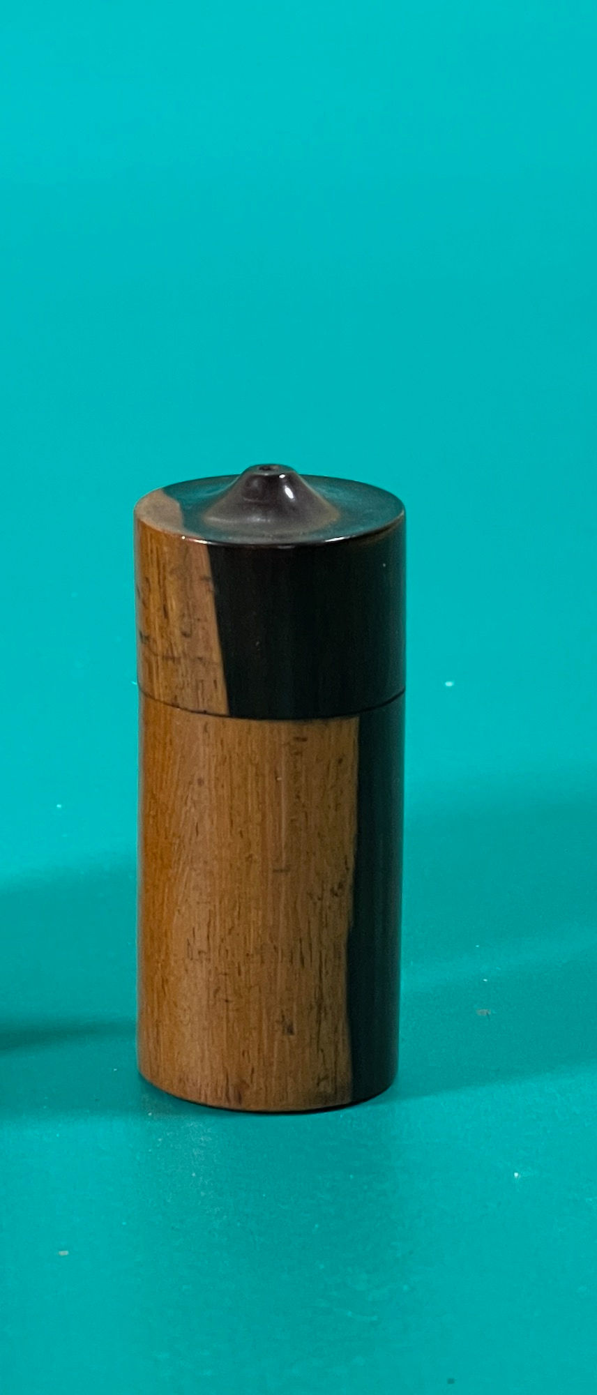 The lid has a boss in the centre to place the match, it unscrews for storage of the matches. Note the ridges on the sides fo