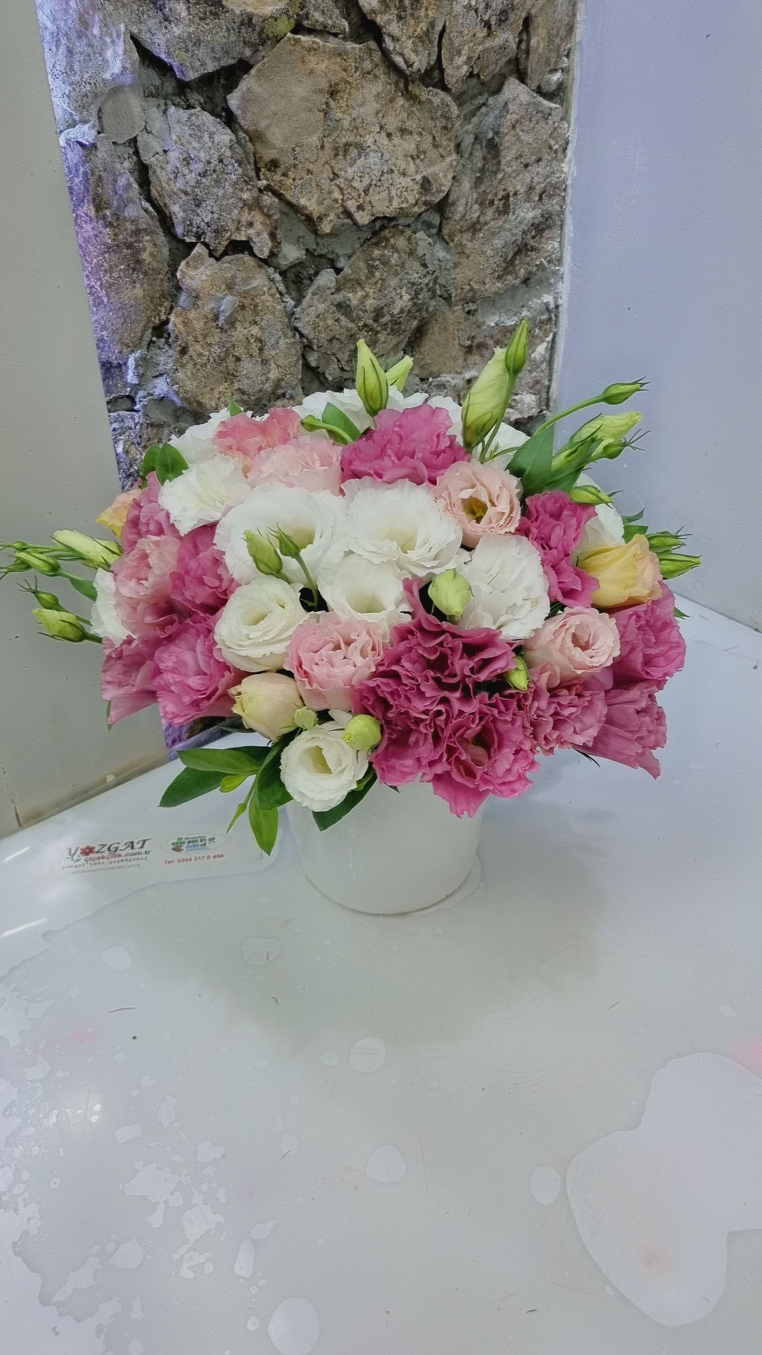 Seramikte renkli lisyantus aranjmani