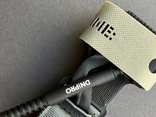 Un garrot Tactique DNIPRO Gen2 noir sur un fond gris