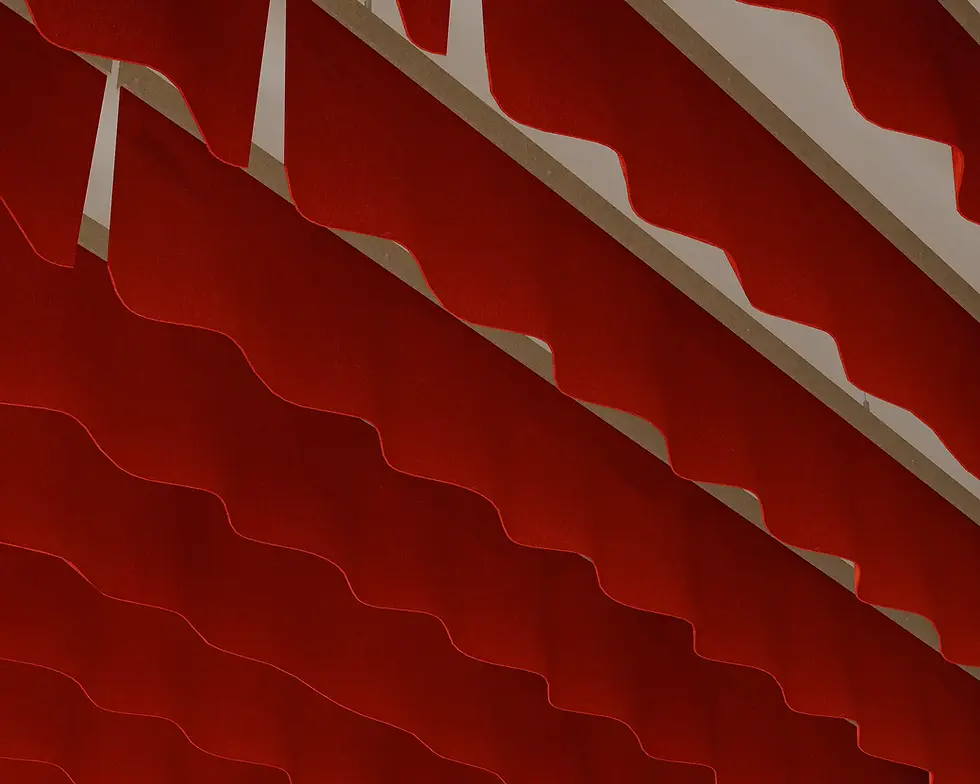 Detalle de baffles colgantes en techo