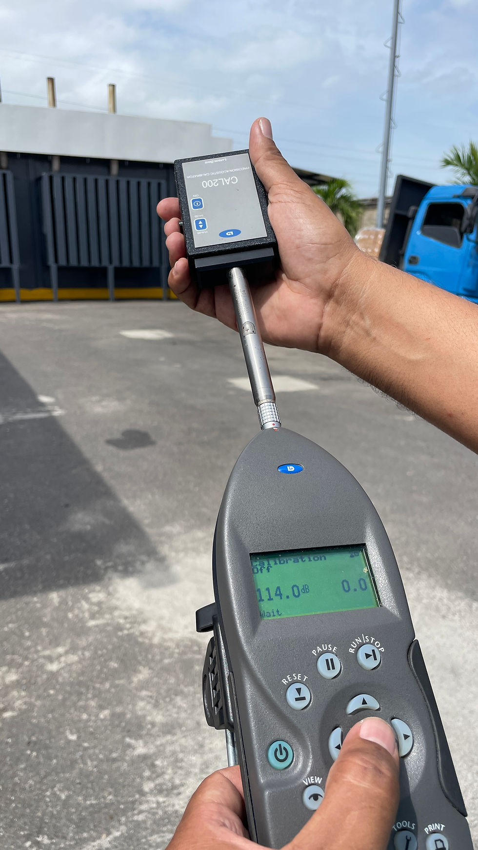 Calibración en campo del sonómetro antes de iniciar medición de ruido