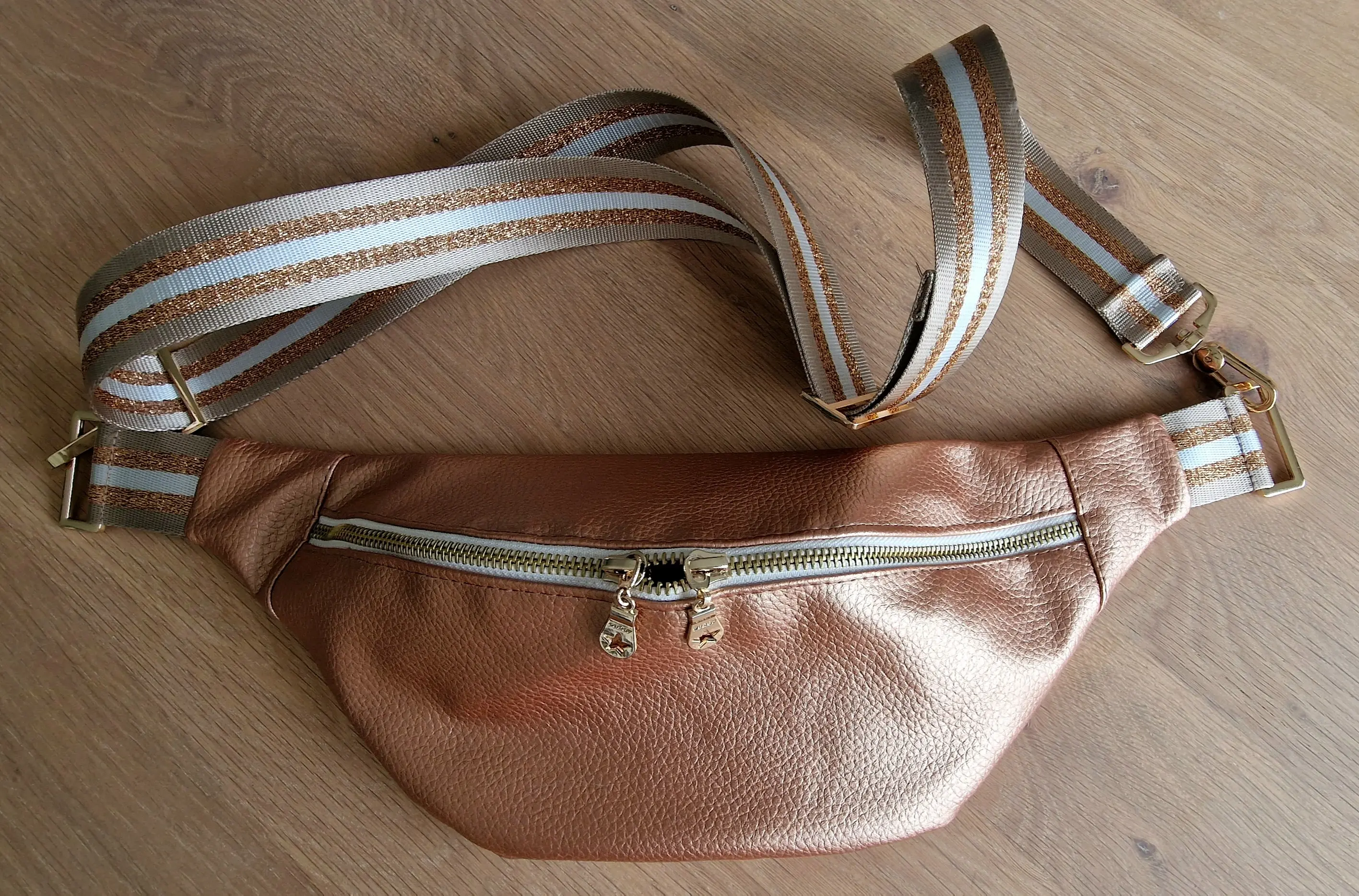 Banane en simili cuir