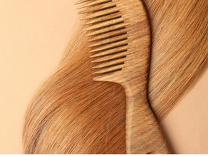 Risciacquo acido: il segreto naturale per capelli lucidi, morbidi e senza crespo