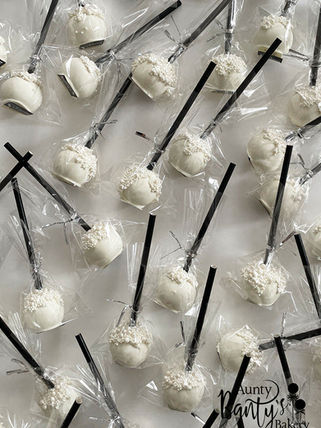 Pearl Drip cake pops displayed on black straws, an elegant alternative to classic white sticks.