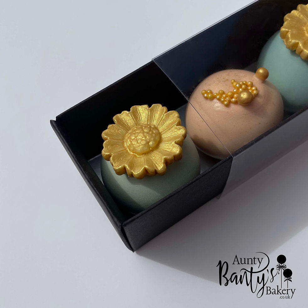 Thumbnail: Close up detail for rectangular gift box