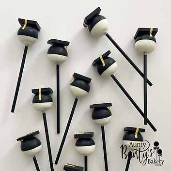 Graduation-celebration-cake-pops-uk1.jpg