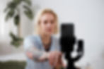 Frau filmt sich selbst mit Handy