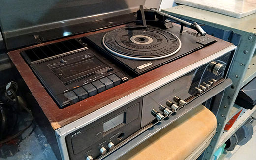 Aparelho de som retro.