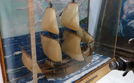 Navio antigo em miniatura.