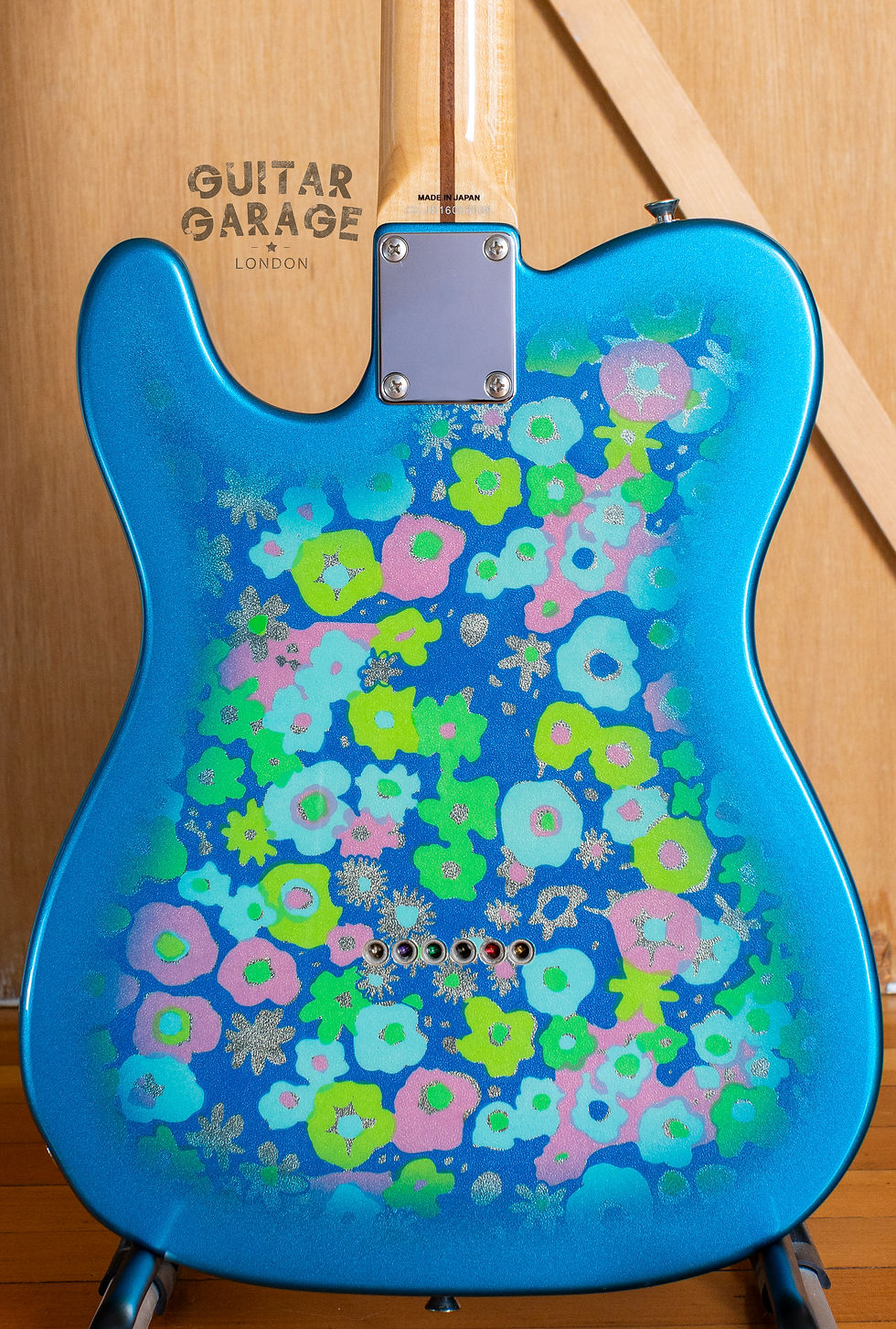 Thumbnail: back view detail shot