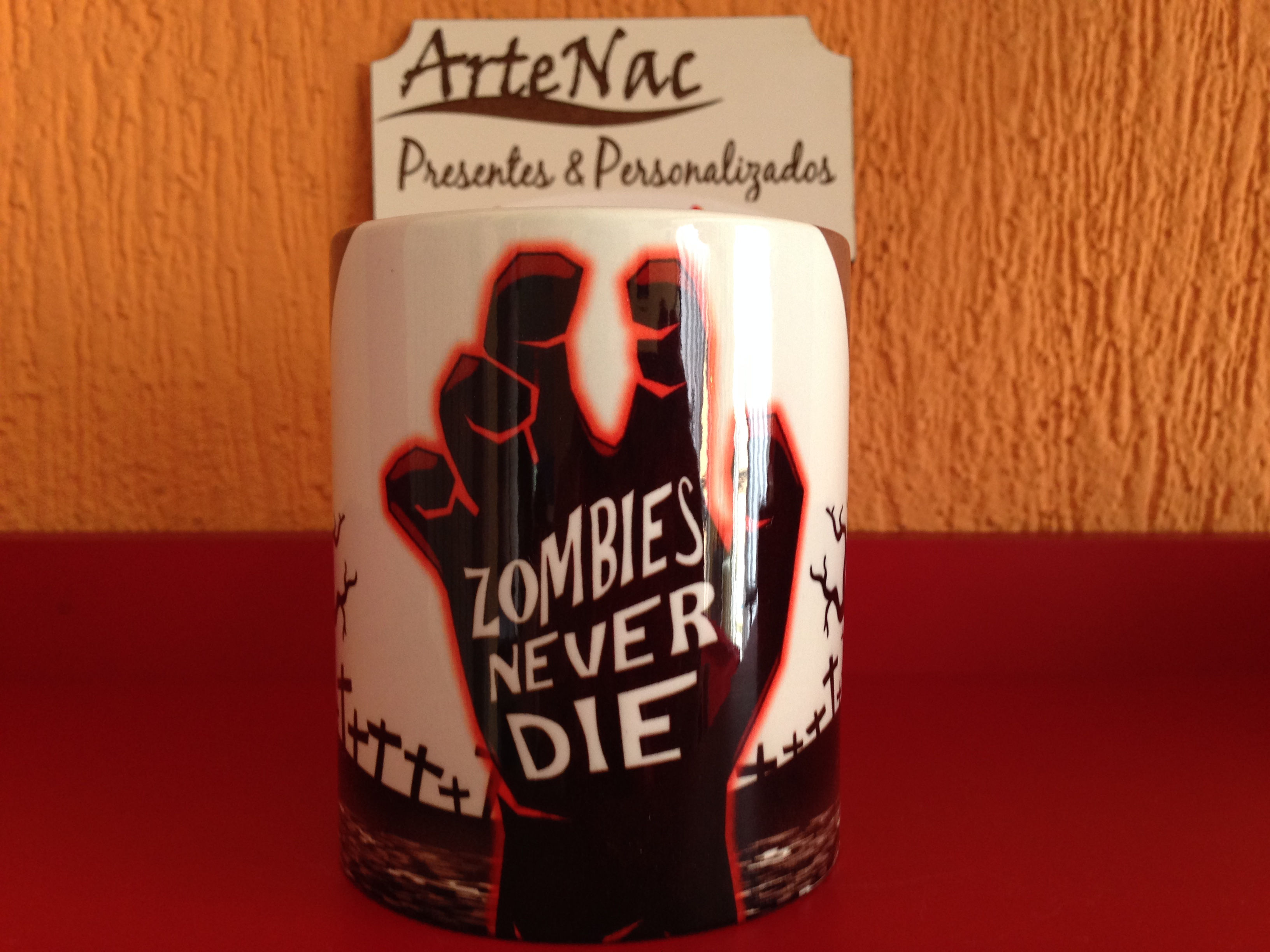 Caneca Zombies Never Die - frente