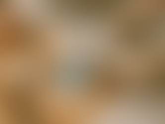 Mulher deitada recebendo tratamento de criolipólise no abdômen com aparelho estético de resfriamento localizado.