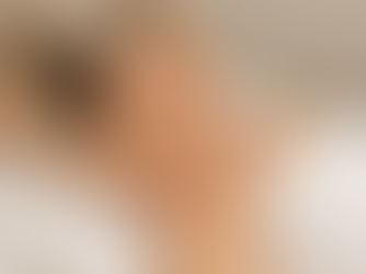 Mulher deitada em maca recebendo drenagem linfática manual na região do pescoço e colo por profissional com uniforme claro.