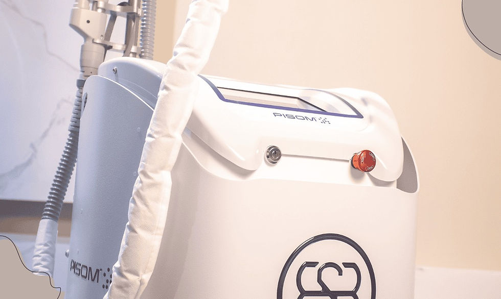 Máquina de laser dermatológico Pisom em consultório, utilizada para rejuvenescimento facial e tratamentos estéticos avançados.