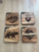 Individuelle Gravur auf Untersetzern aus Holz.