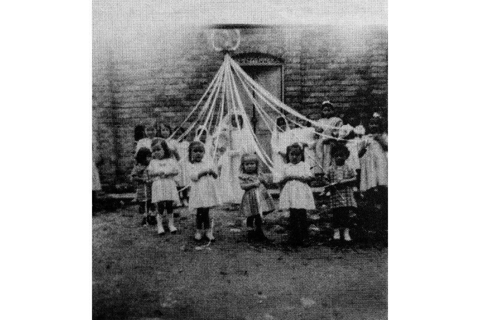 Figura 20. Pabellones a la Virgen el 8 de diciembre. 1956 (Apx). Fotografía tomada de: 100 años cientos de historias, 2017, p.118        