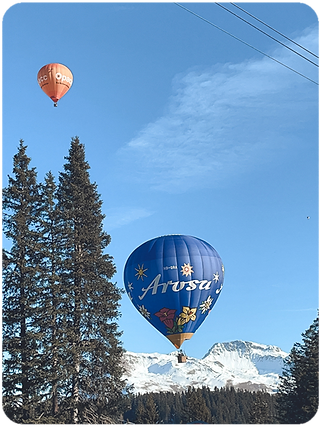Heissluftballon über verschneiter Landschaft in Arosa – Ballonfahrt Graubünden Schweiz erleben und buchen