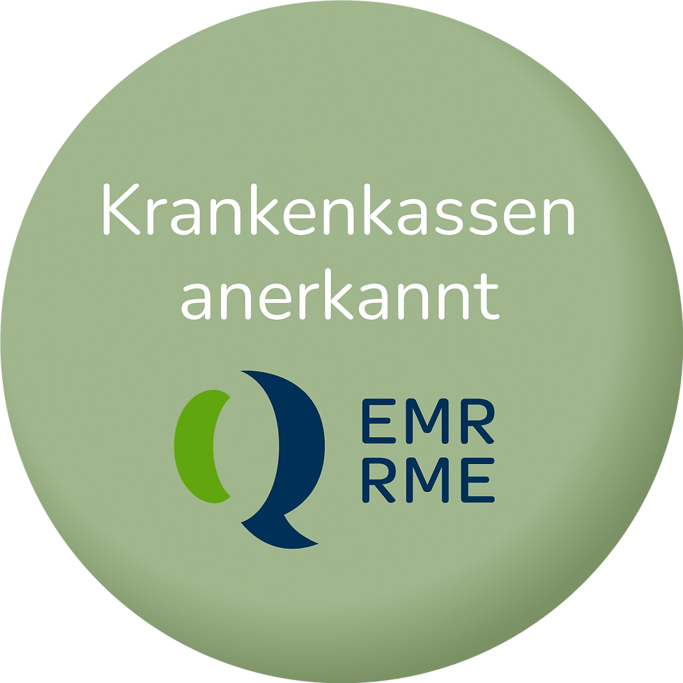 EMR-Qualitätslabel mit Text: ‚Krankenkassen anerkannt‘ – grün-blaues Logo auf rundem Hintergrund