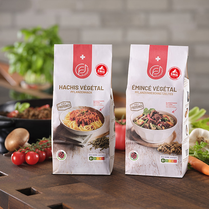 Zwei vegane Fleischalternativen von Feldkost: Links das Pflanzenhack, rechts das Pflanzengeschnetzelte.
