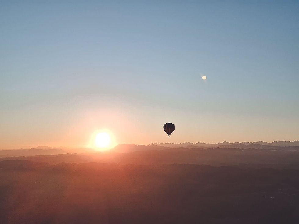 Heissluftballon im Morgenlicht Schweiz – ruhige Ballonfahrt als Erlebnis in Zentralschweiz buchen