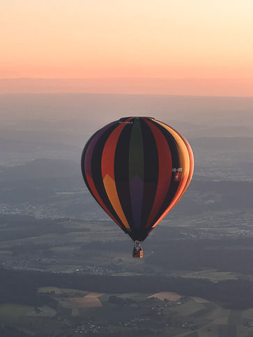 Goldener Sonnenaufgang Schweiz – Ballonfahrt Erlebnis am Morgen
