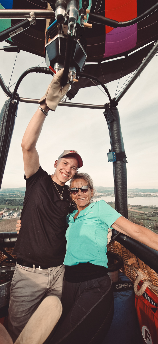 Deny und Priska Arnold im Heissluftballon – gemeinsames Erlebnis Ballonfahrt Zentralschweiz buchen für Familie oder Gruppe