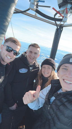 Selfie im Heissluftballon – Ballonfahrt Erlebnis Schweiz
