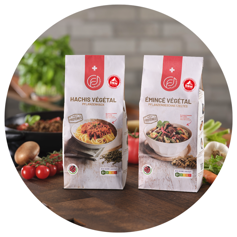 Zwei vegane Fleischalternativen von Feldkost: Links das Pflanzenhack, rechts das Pflanzengeschnetzelte.