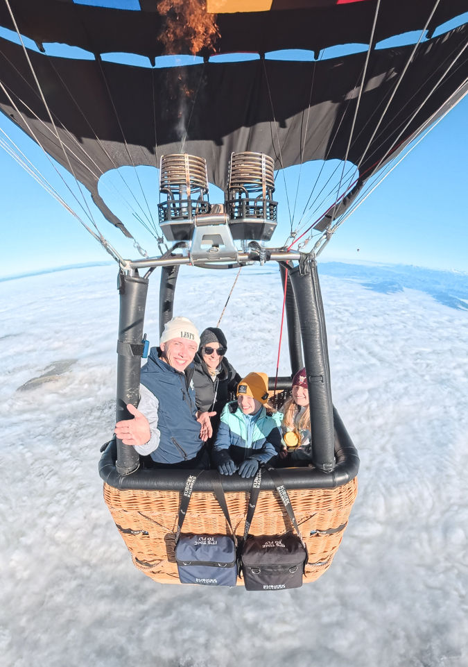 Passagiere im Heissluftballon – gemeinsames Erlebnis Schweiz für Freunde, Familie oder Teamevent