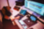 Niklaus Hess im Tonstudio mit professionellem Audio-Equipment – Gründung von Hess Productions