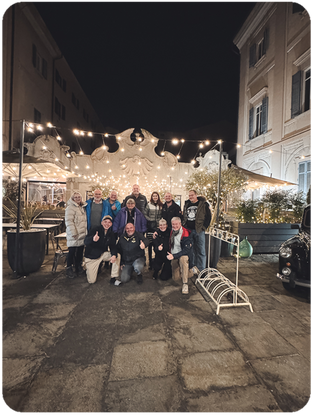 Gruppe nach Ballonfahrt in Italien – Alpentraversierung Erlebnis erfolgreich abgeschlossen