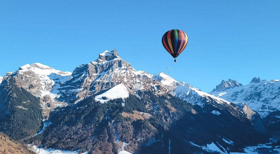 Stadtlichter Schweiz aus der Luft – Ballonfahrt Erlebnis bei Dämmerung oder Abend