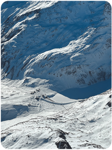 Schneebedeckte Alpen aus der Luft – Ballonfahrt über die Alpen Schweiz als Erlebnis buchen