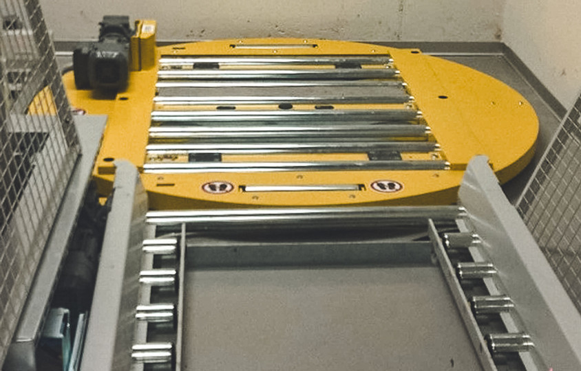 Paletten-Fördersystem mit Aufgaberollen von Ansorix in Betrieb