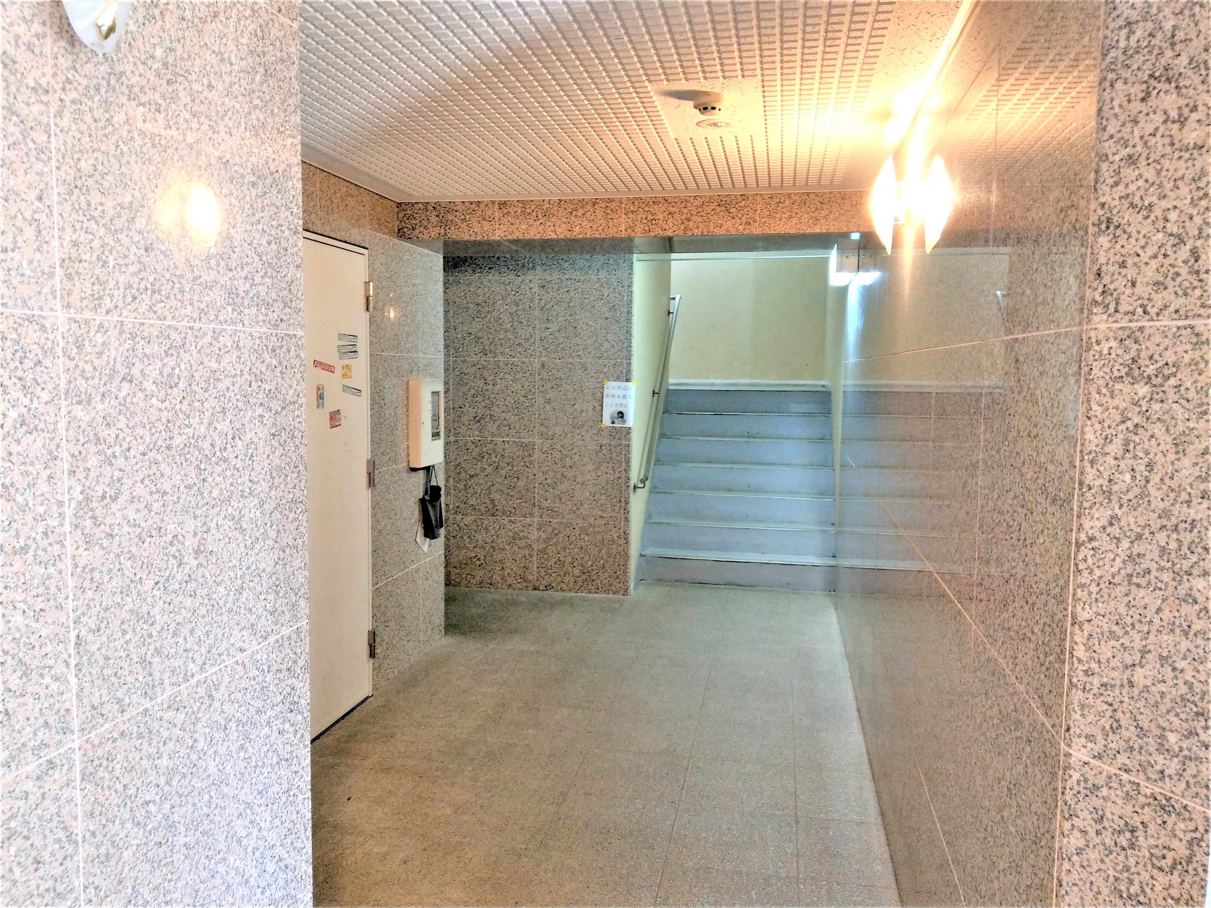 マンション共用部分 エントランスから階段
