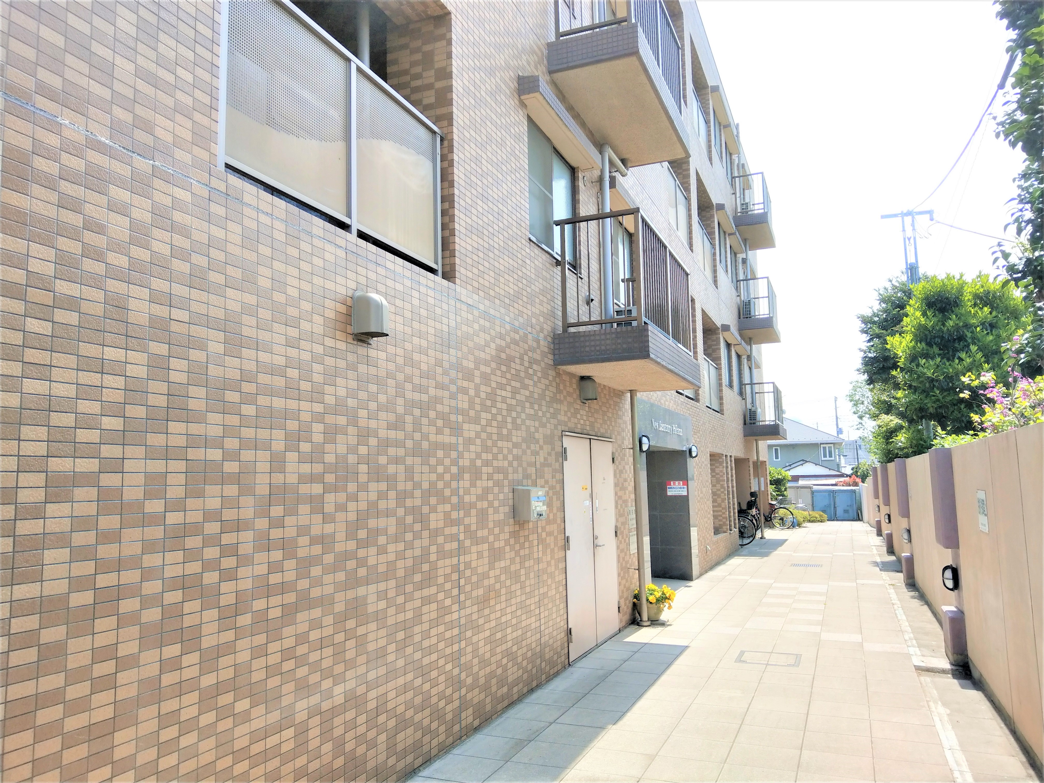マンション外観 エントランスまでの通路