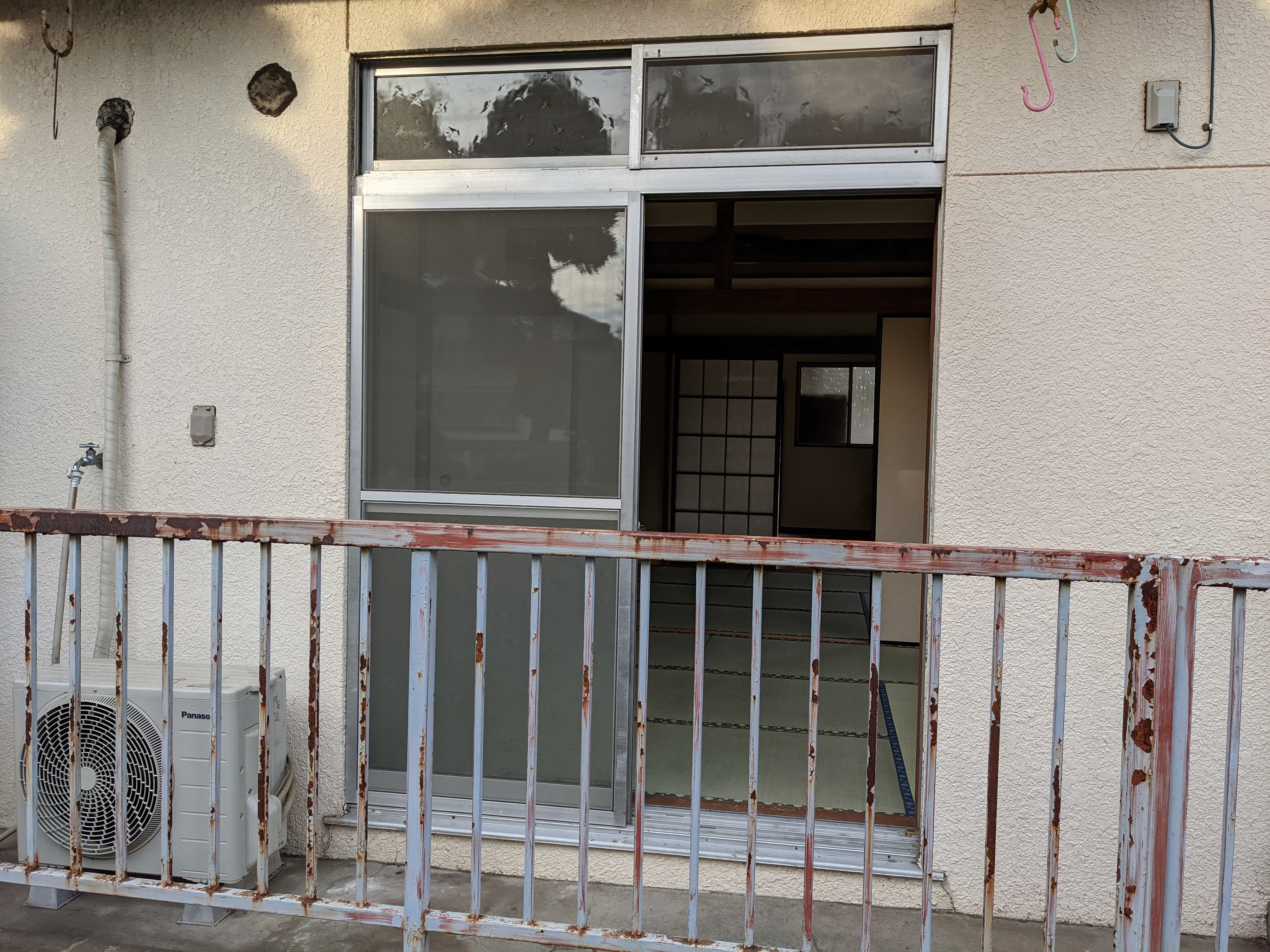 アパート104号室(ほぼ空部屋)ベランダ