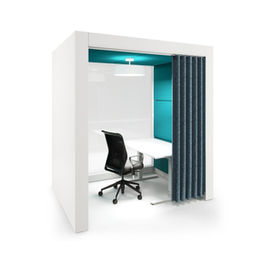 INTO Concept POD OPEN ist ein flexibler Arbeitsplatz. Abhängig von den Möbellösungen kann es 1–4 Personen bedienen. Der Raum ist bodenlos und somit komplett begehbar. Die Wände und die Decke sind mit Akustikplatten verkleidet. Der schallabsorbierende Innenvorhang sorgt für Privatsphäre und Seelenfrieden.