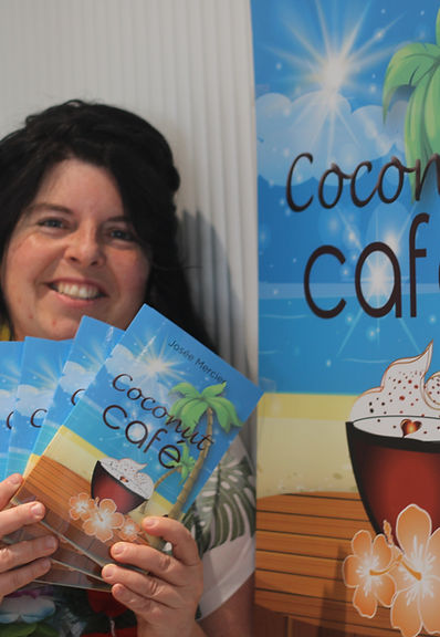 Josée qui tient ses livres de Coconut Café