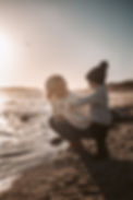 Madame avec un enfant à la plage